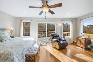 4 bedrooms, desk, iron/ironing board, travel crib - MTN Views/Hot Tub/Firepit/Near AVL, Hiking, Biltmore, French Broad River let in. (Arden)