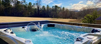 MTN Views/Hot Tub/Firepit/Near AVL, Hiking, Biltmore, French Broad River let in.