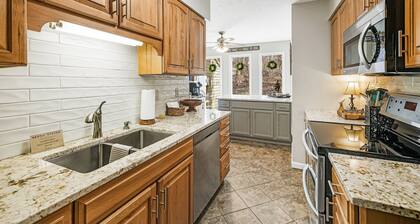 MTN Views/Hot Tub/Firepit/Near AVL, Hiking, Biltmore, French Broad River let in.