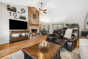 Una Smart TV, una chimenea, libros, una impresora