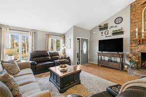 Una Smart TV, una chimenea, libros, una impresora