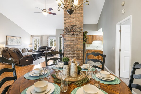 Dining - MTN Views/Hot Tub/Firepit/Near AVL, Hiking, Biltmore, French Broad River let in. (Arden)