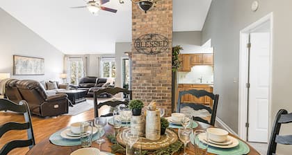 MTN Views/Hot Tub/Firepit/Near AVL, Hiking, Biltmore, French Broad River let in.