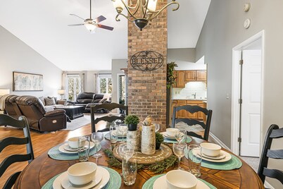 MTN Views/Hot Tub/Firepit/Near AVL, Hiking, Biltmore, French Broad River let in.