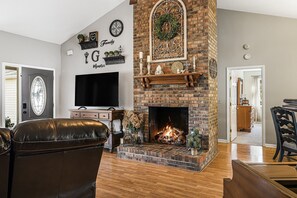 Interior - MTN Views/Hot Tub/Firepit/Near AVL, Hiking, Biltmore, French Broad River let in. (Arden)