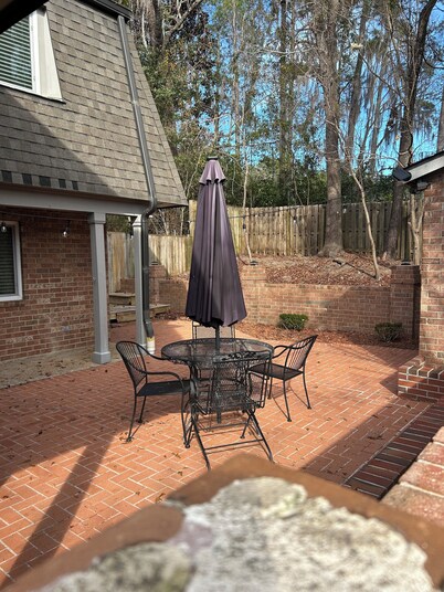 Very private Charming 3-bedroom townhome with AC, WiFi in Tallahassee.