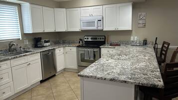 Micro-ondes, four, plaque de cuisson, lave-vaisselle