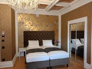 Standard szoba kétszemélyes ággyal, kilátással a tóra | Íróasztal, laptophoz jól használható munkafelület és ingyenes wifi