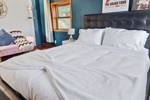 4 bedrooms, iron/ironing board, WiFi, bed sheets
