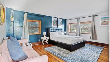 4 bedrooms, iron/ironing board, WiFi, bed sheets