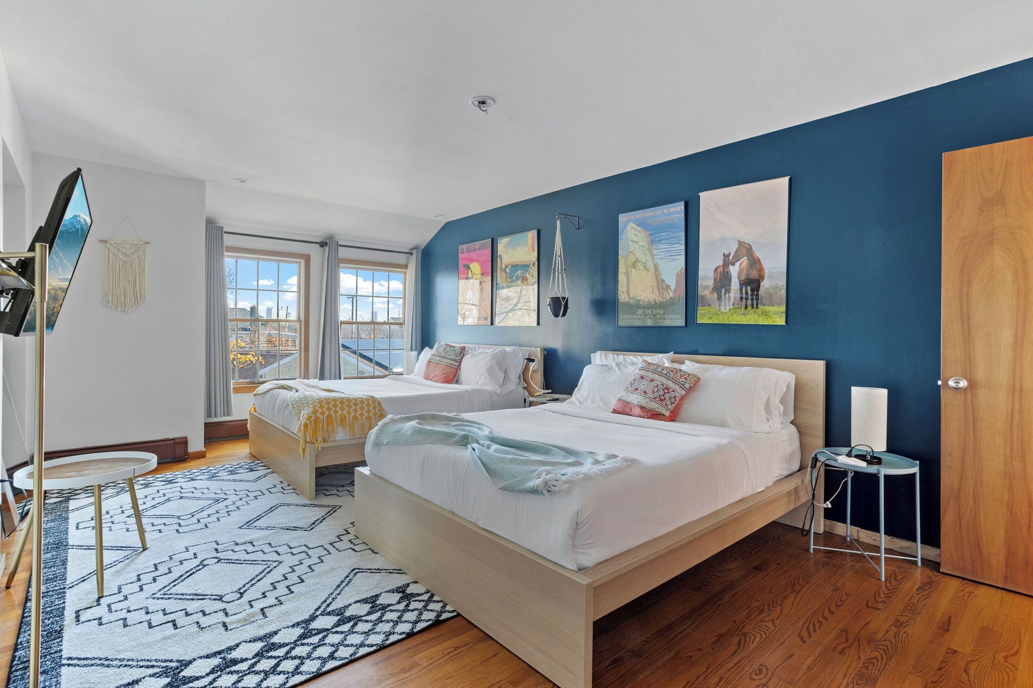 4 bedrooms, iron/ironing board, WiFi, bed sheets