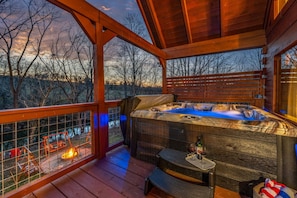 Outdoor spa tub - Riverside Bliss - 9min to Dollywood + Riverfront! + Tubes/Kayaks/SUP + Game Room (Sevierville)