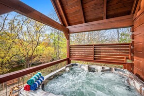 Bañera de hidromasaje al aire libre