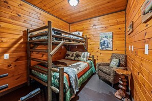 6 bedrooms, iron/ironing board, travel crib, free WiFi - Riverside Bliss - 9min to Dollywood + Riverfront! + Tubes/Kayaks/SUP + Game Room (Sevierville)