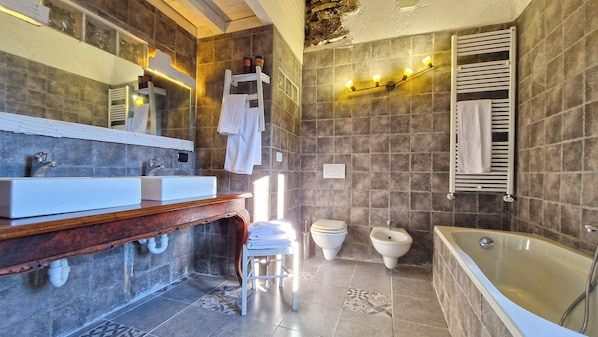 Sèche-cheveux, serviettes fournies, savon, papier toilette