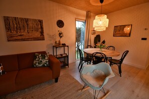 Televisión, reproductor de DVD, libros