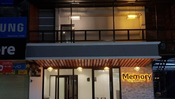 Un bâtiment moderne sur lequel on peut lire l’inscription : « Memory Boutique Hotel ».