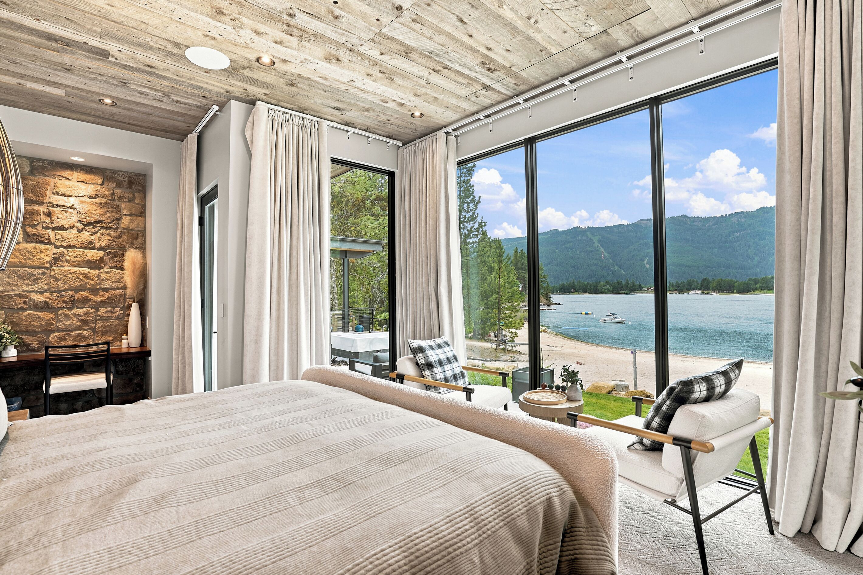 5 bedrooms, desk, WiFi (free), bed sheets