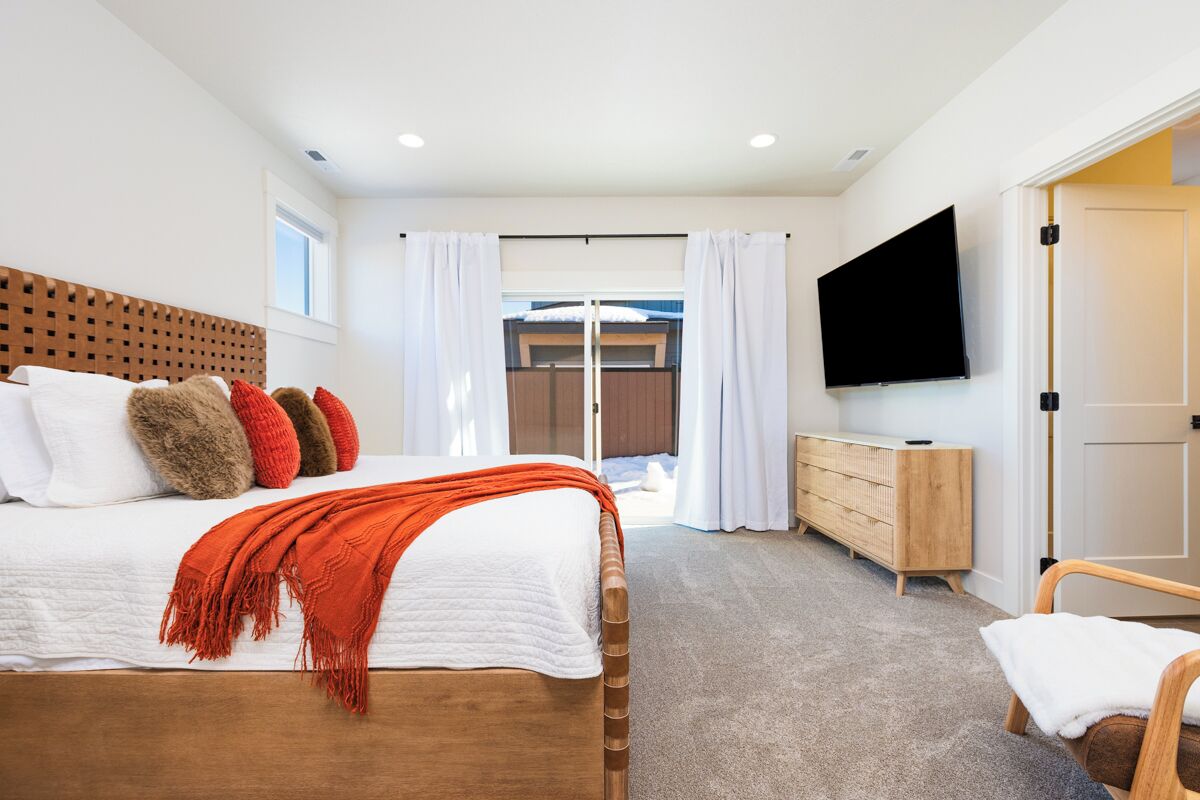 3 bedrooms, desk, travel crib, WiFi
