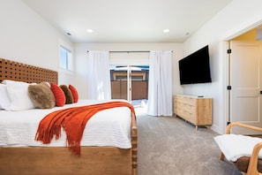 3 bedrooms, desk, travel crib, WiFi