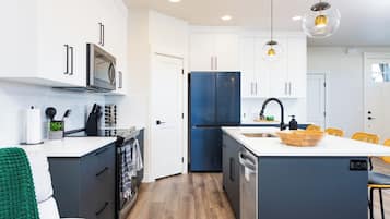 Geladeira, micro-ondas, fogão, cooktop