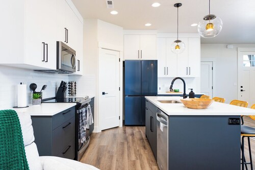 NewLuxury Home/HotTub/6Bed/PrivatePatio/Fireplace