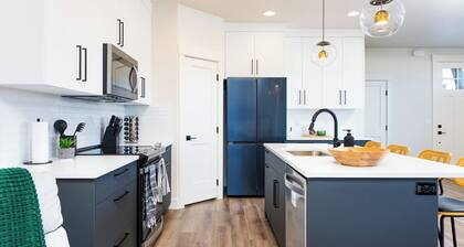 NewLuxury Home/HotTub/6Bed/PrivatePatio/Fireplace