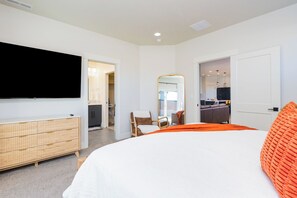 3 bedrooms, desk, travel cot, WiFi - Hot Tub + Fireplace Near Tamarack | Sleeps 9 (Cascade)