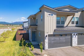 Exterior - NewLuxury Home/HotTub/6Bed/PrivatePatio/Fireplace (Cascade)