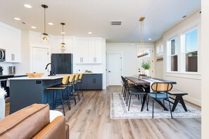 Dining - NewLuxury Home/HotTub/6Bed/PrivatePatio/Fireplace (Cascade)