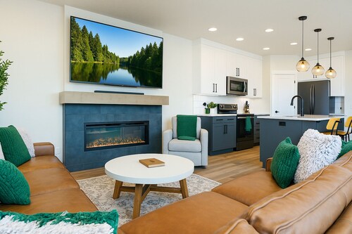 Hot Tub + Fireplace Near Lake Cascade | Sleeps 9