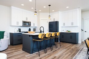 Fridge, microwave, oven, stovetop - NewLuxury Home/HotTub/6Bed/PrivatePatio/Fireplace (Cascade)