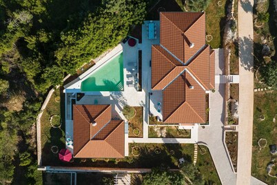 Spacious Villa with swimming pool