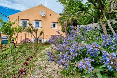 Cozy 2-Bedroom Holiday Retreat Sleeps 4 - Pet Friendly