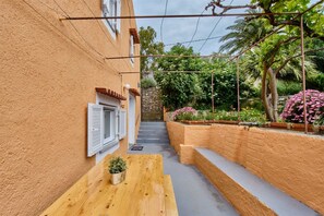 Outdoor dining - Cozy 2-Bedroom Holiday Retreat Sleeps 5 (Mali Lošinj)