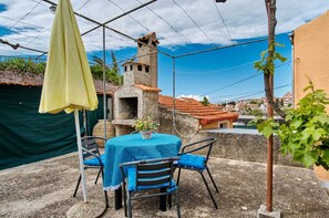 Outdoor dining - Cozy 2-Bedroom Holiday Retreat Sleeps 5 (Mali Lošinj)