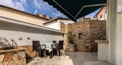 Cozy Couples Retreat with Pet-Friendly Ambiance