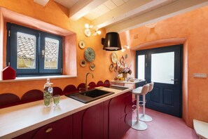 Kokeplater, oppvaskmaskin, kaffetrakter/tekoker og brødrister