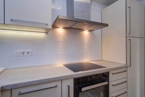 Fridge, oven, stovetop, dishwasher