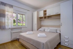 3 bedrooms, iron/ironing board, free WiFi, bed sheets