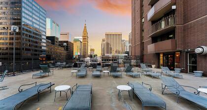 NEW- One-bedroom condo, parking, and High-Speed WIFI in Downtown Denver