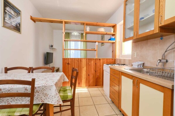 Kühlschrank, Mikrowelle, Toaster, Kochgeschirr/Geschirr/Besteck