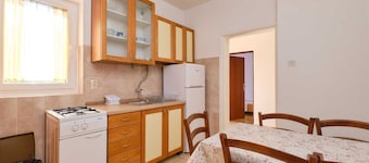 2-Bedroom Apartment, 5-Guest Capacity with Private Parking