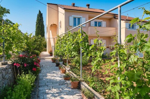 Charming 2-Bedrooms Apartment in Nerezine