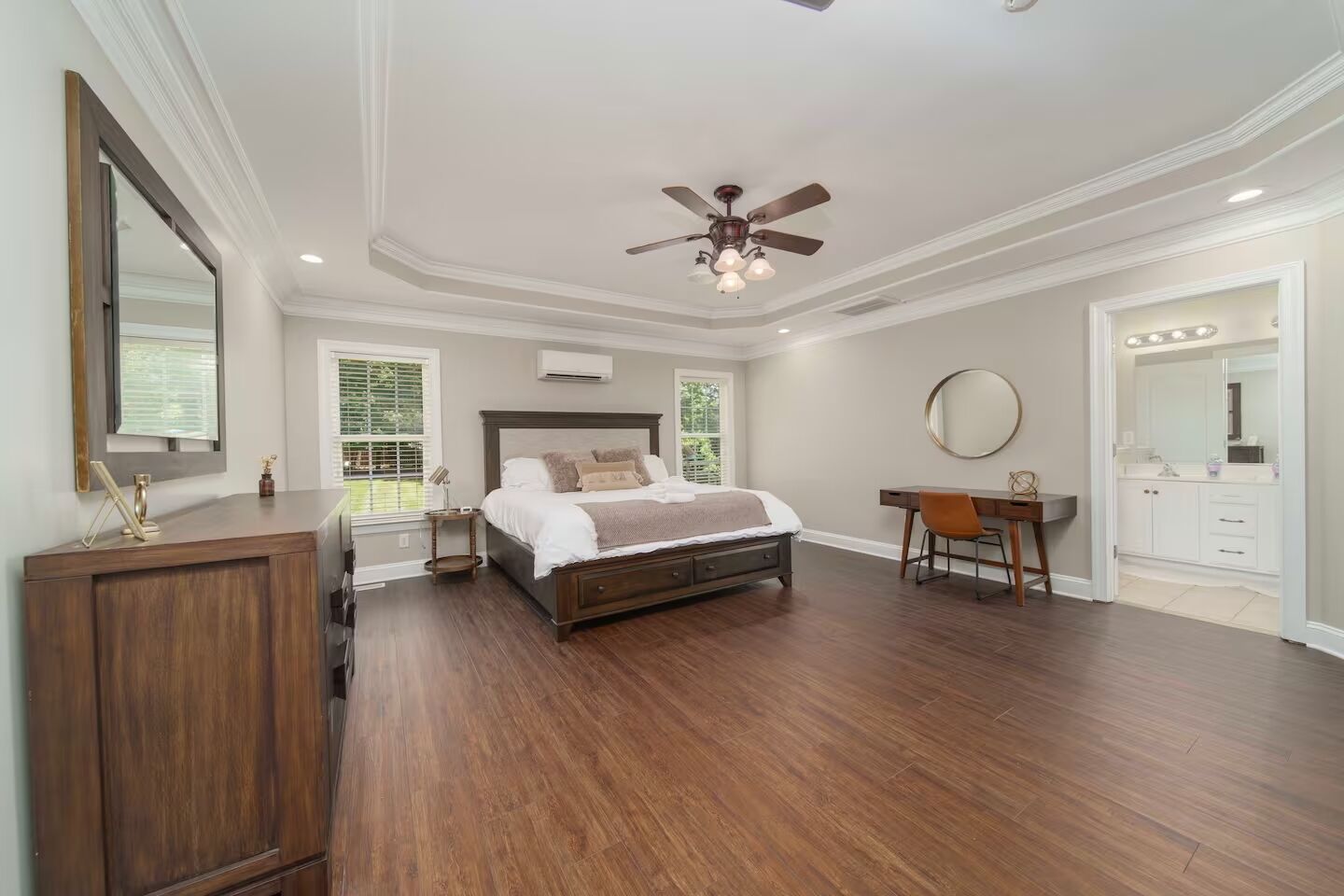 5 bedrooms, iron/ironing board, WiFi, bed sheets