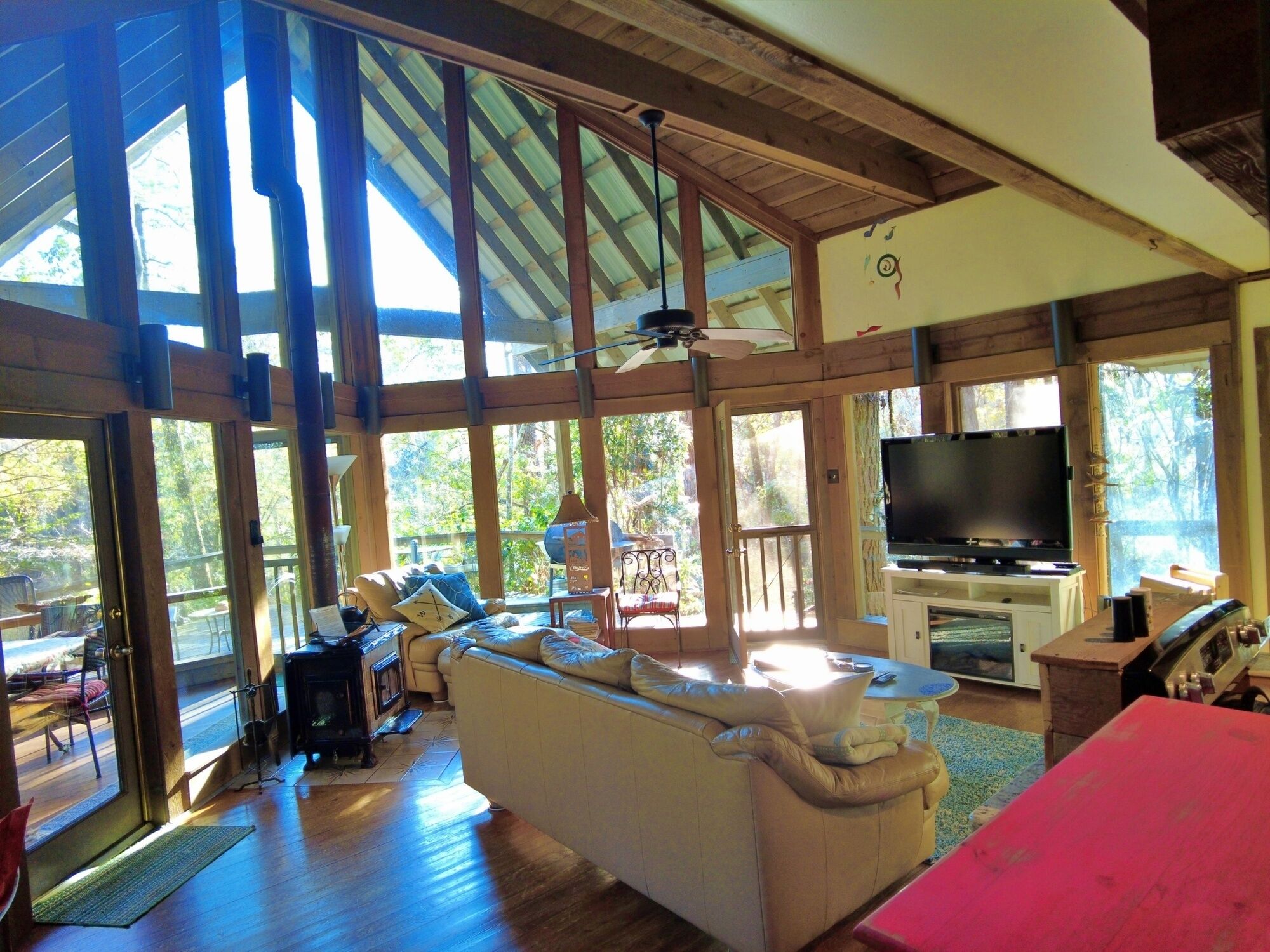 40-吋智慧型電視、數位頻道、壁爐、Netflix