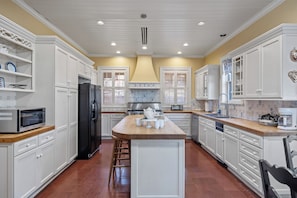 Grand House | Private kitchen | Microwave