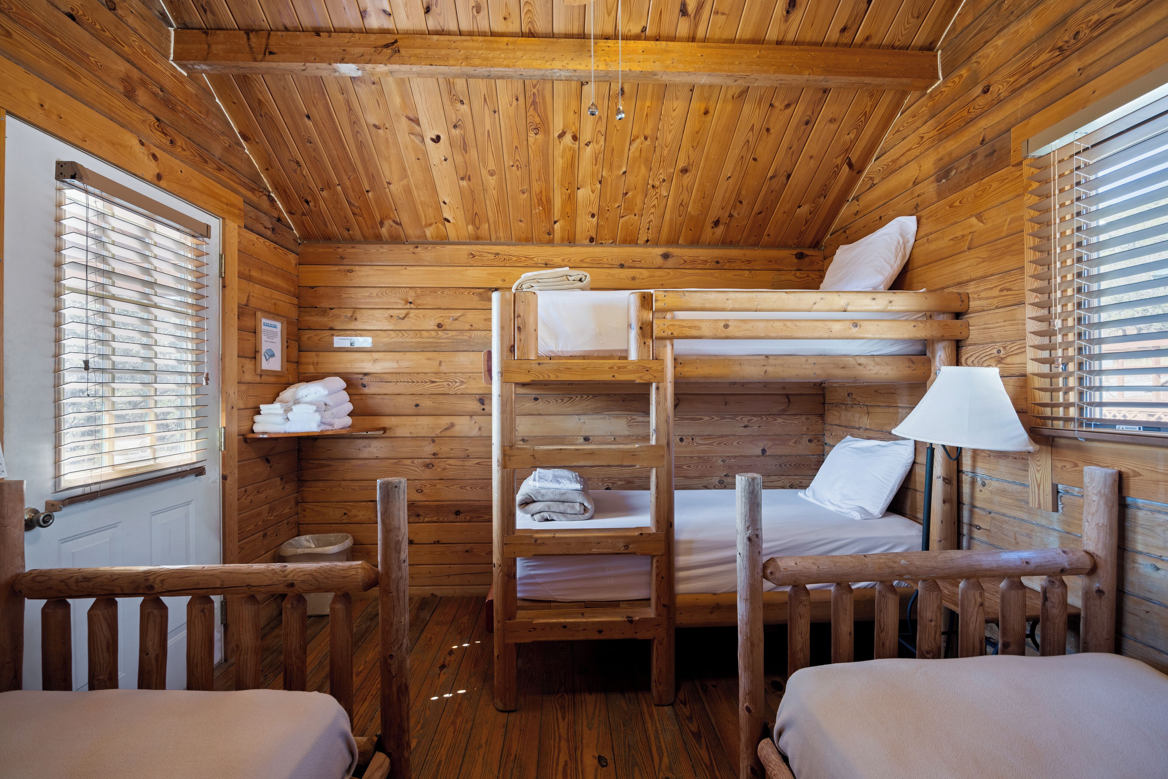 Basic Cabin [5,6,7,8] Multiple Beds, Shared Bathhouse | Wifi gratis y ropa de cama 