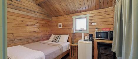 Comfort Cabin (43), 1 Queen Bed | Free WiFi, bed sheets