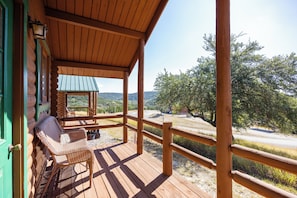 Basic Cabin [4] Multiple Beds, Shared Bathhouse | Terassi/patio